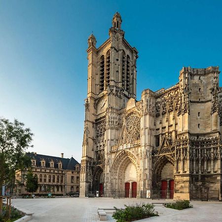 Logis Hotel Du Cirque Troyes Centre Historique ภายนอก รูปภาพ