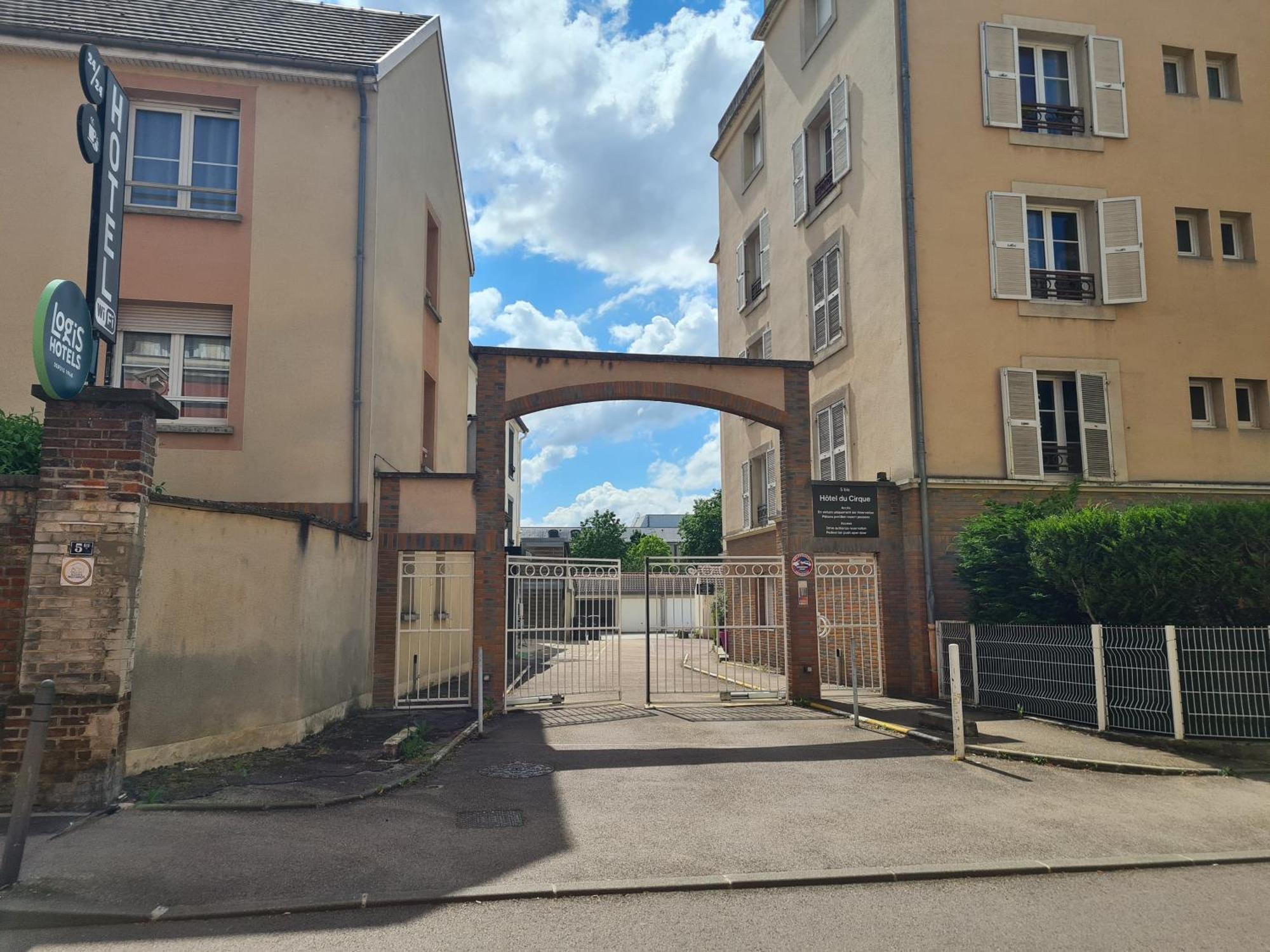 Logis Hotel Du Cirque Troyes Centre Historique ภายนอก รูปภาพ