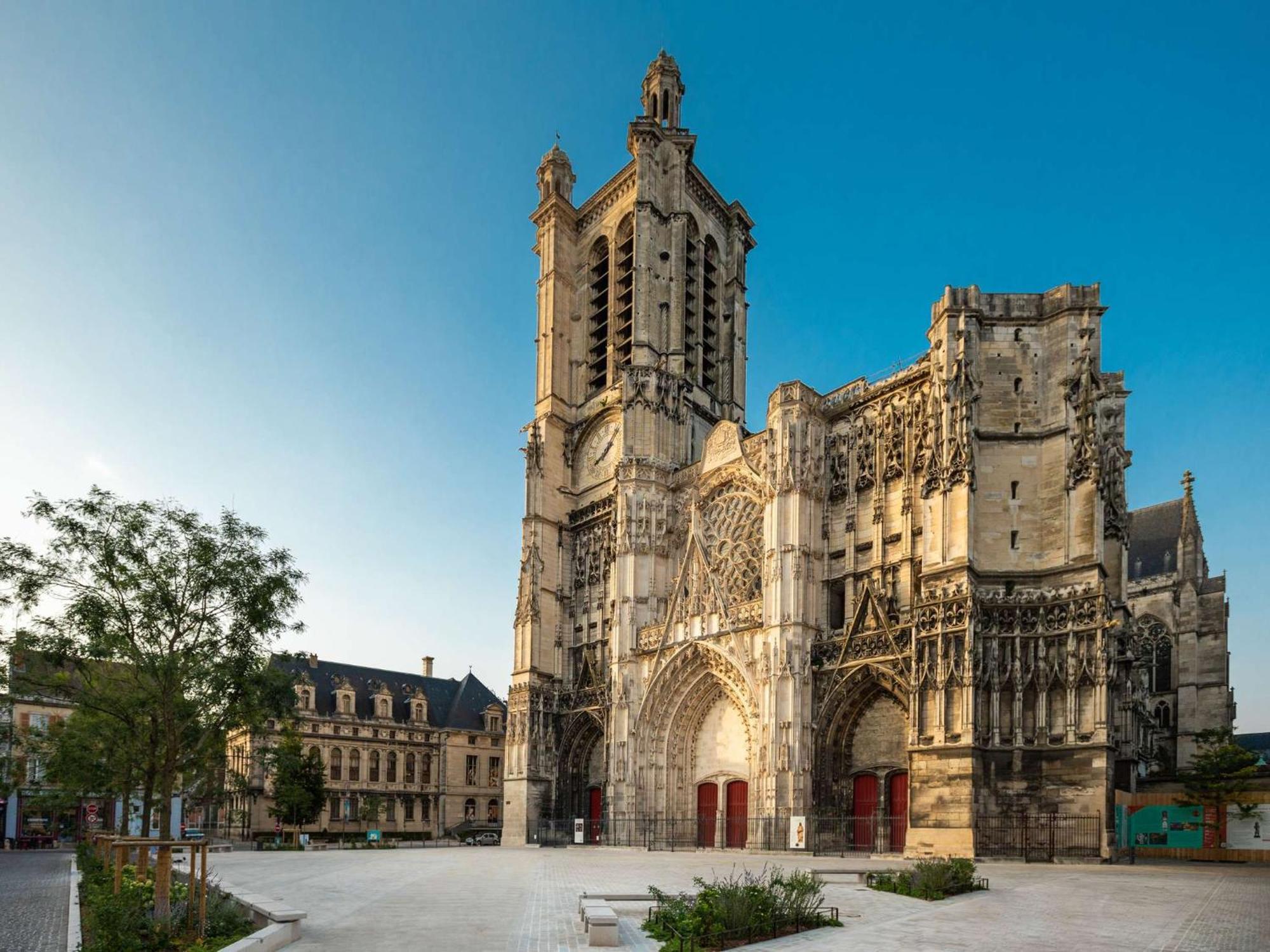 Logis Hotel Du Cirque Troyes Centre Historique ภายนอก รูปภาพ