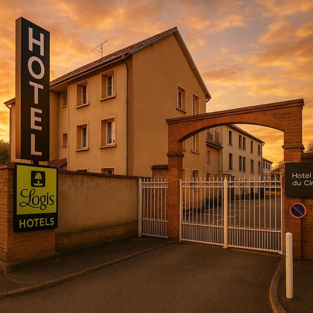 Logis Hotel Du Cirque Troyes Centre Historique ภายนอก รูปภาพ
