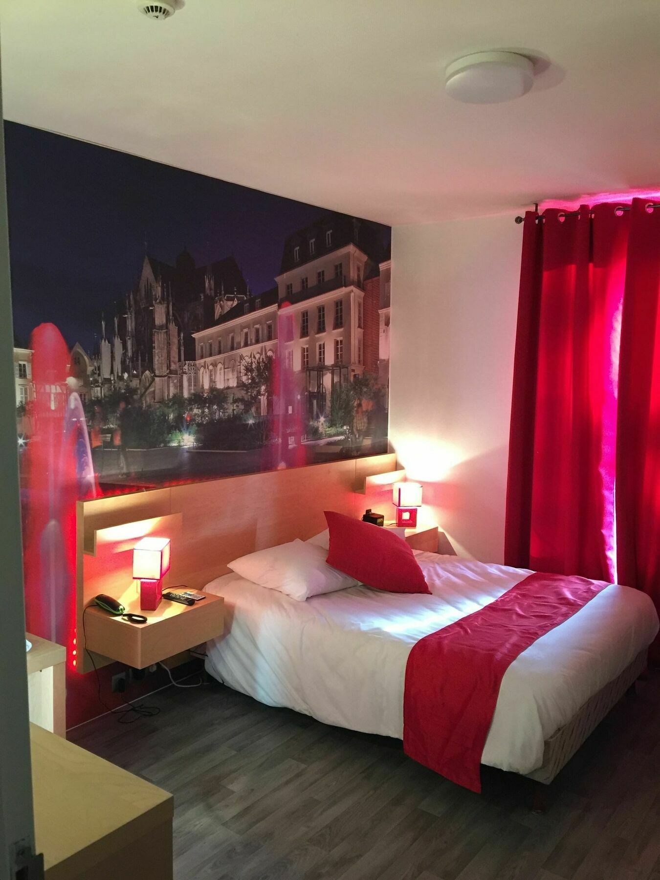 Logis Hotel Du Cirque Troyes Centre Historique ภายนอก รูปภาพ