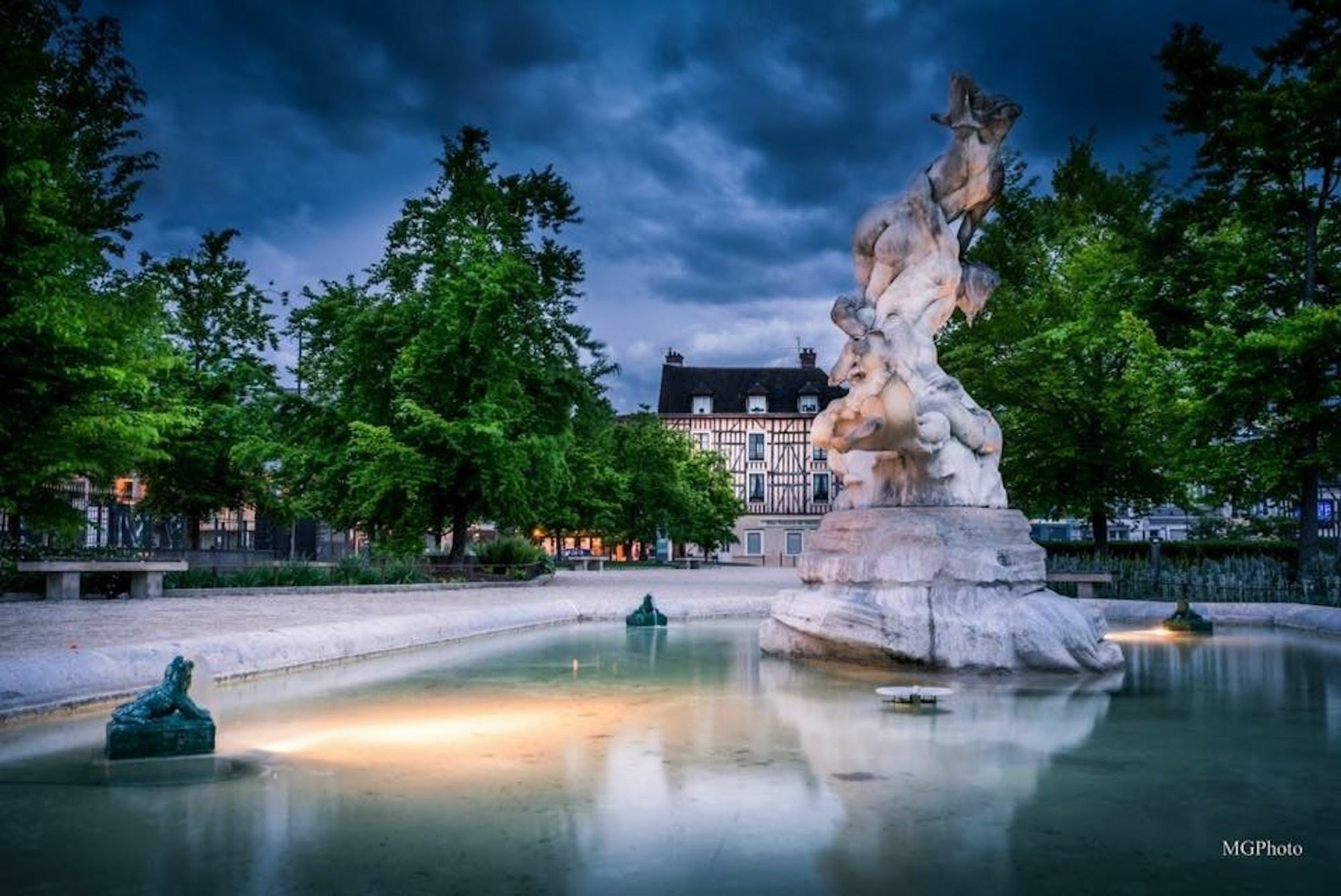 Logis Hotel Du Cirque Troyes Centre Historique ภายนอก รูปภาพ