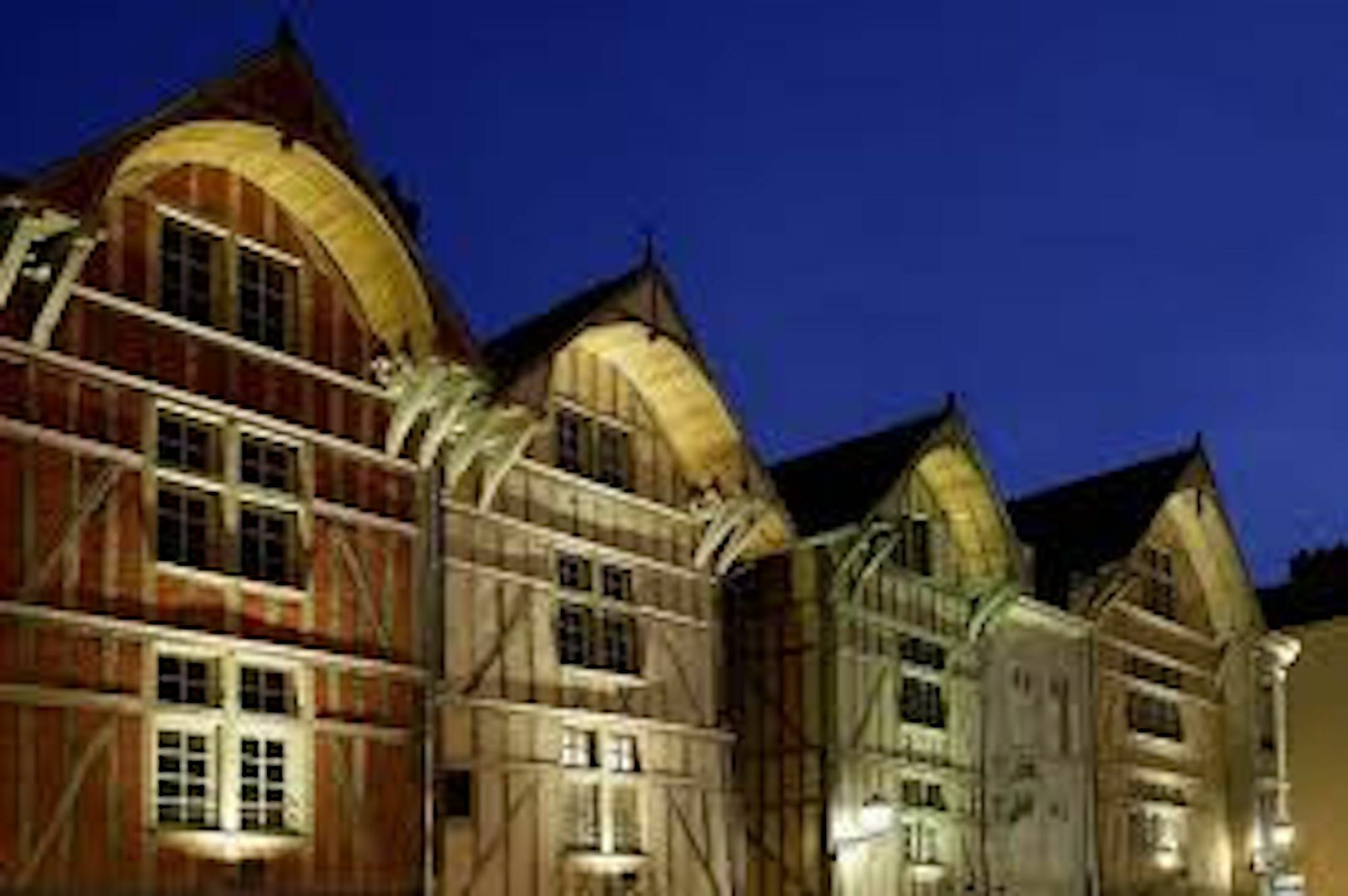 Logis Hotel Du Cirque Troyes Centre Historique ภายนอก รูปภาพ