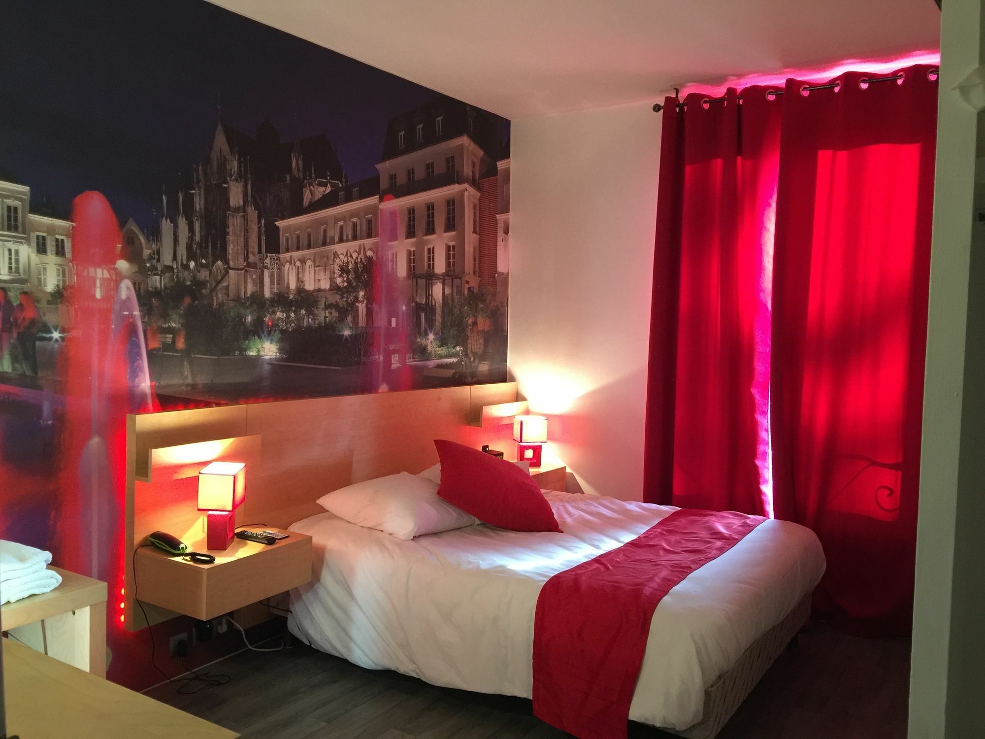 Logis Hotel Du Cirque Troyes Centre Historique ภายนอก รูปภาพ